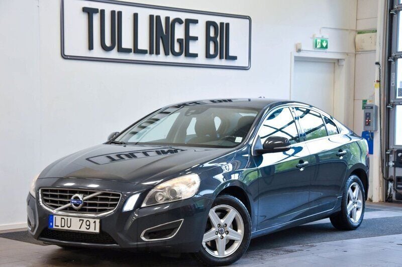 Grå Begagnad 2010 Volvo S60 Momentum Sedan | 89 900 kr (Marknadspris) - Bild 1/4