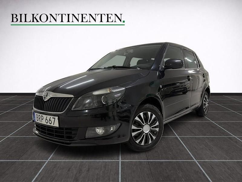 Svart Begagnad 2014 Skoda Fabia Ambiente Halvkombi | 69 800 kr (Marknadspris) - Bild 1/4