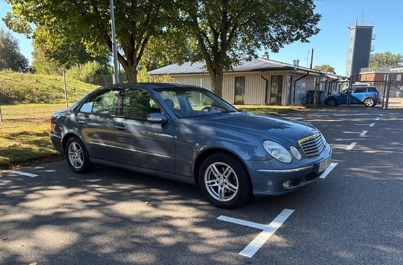Blå Begagnad 2003 Mercedes E240 Sedan | 40 000 kr (Lite dyr) - Bild 1/4