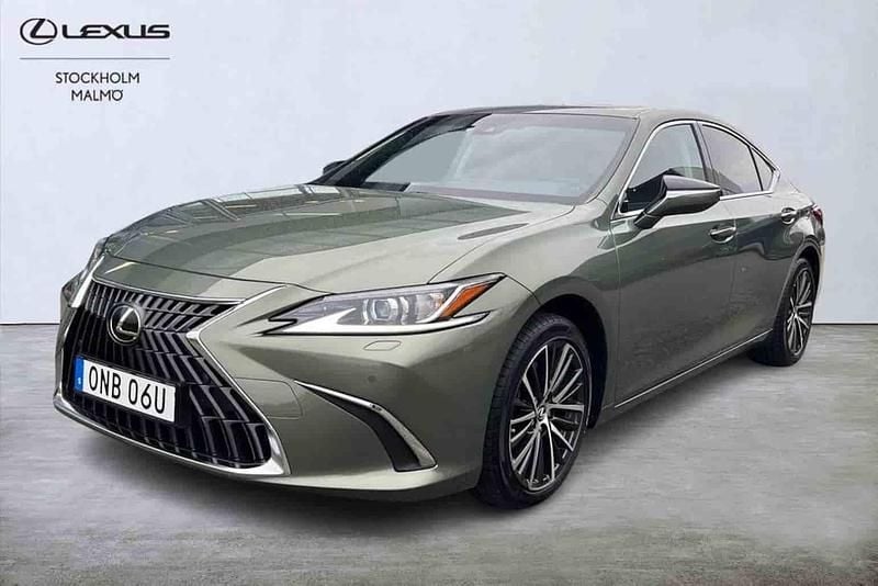 Grön Ny 2025 Lexus ES300H Sedan | 479 000 kr - Bild 1/1