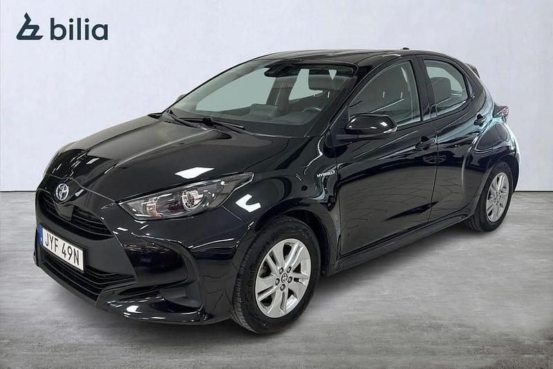 Svart Begagnad 2021 Toyota Yaris Hybrid Active Halvkombi | 179 900 kr (Marknadspris) - Bild 1/4