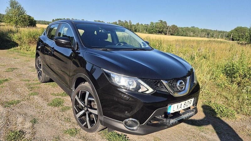 Svart Begagnad 2015 Nissan Qashqai SUV | 89 000 kr (Bra pris) - Bild 1/4