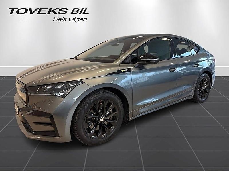 Grå Begagnad 2024 Skoda Enyaq iV RS SUV | 519 900 kr (Marknadspris) - Bild 1/4