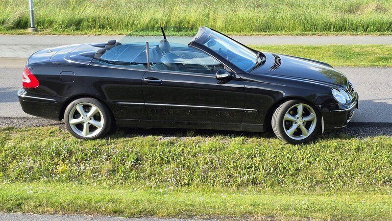 Svart Begagnad 2004 Mercedes CLK200 Cab | 129 000 kr (Marknadspris) - Bild 1/4