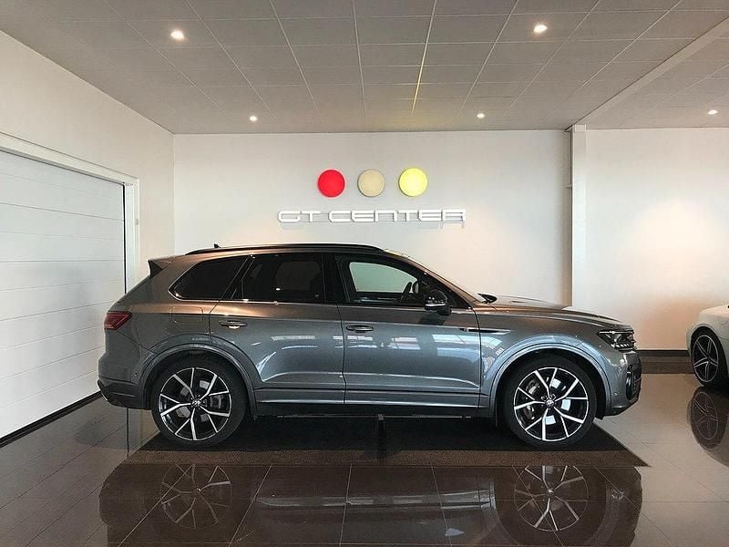 Grå Begagnad 2023 VW Touareg R SUV | 779 000 kr (Lite dyr) - Bild 1/4
