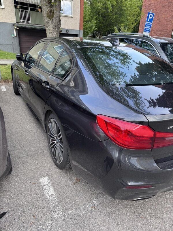 Grå Begagnad 2018 BMW 530 M Sport Sedan | 220 000 kr (Bra pris) - Bild 1/4