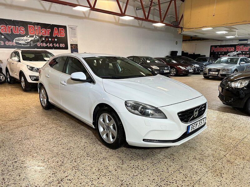 Vit Begagnad 2015 Volvo V40 Momentum Kombi | 115 900 kr (Marknadspris) - Bild 1/4