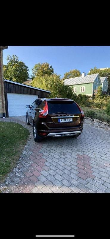 Brun Begagnad 2017 Volvo XC60 Standard SUV | 255 000 kr (Superpris) - Bild 1/4