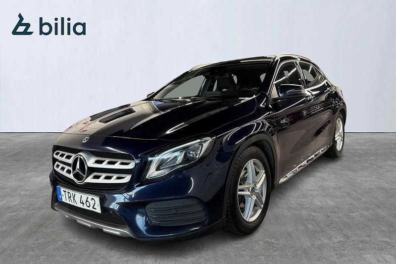 Mörkblå Begagnad 2018 Mercedes GLA200 AMG SUV | 199 900 kr (Marknadspris) - Bild 1/4