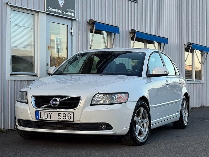 Vit Begagnad 2010 Volvo S40 Summum Sedan | 57 900 kr (Marknadspris) - Bild 1/4