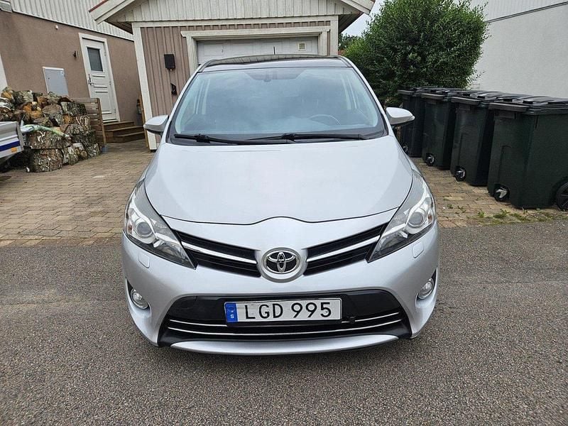 Silver Begagnad 2015 Toyota Verso Edition Minibuss | 115 000 kr (Bra pris) - Bild 1/4