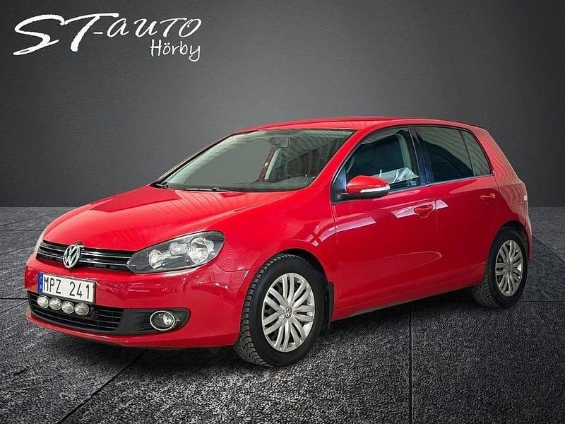 Röd Begagnad 2010 VW Golf VI Sportline Halvkombi | 59 900 kr (Lite dyr) - Bild 1/4