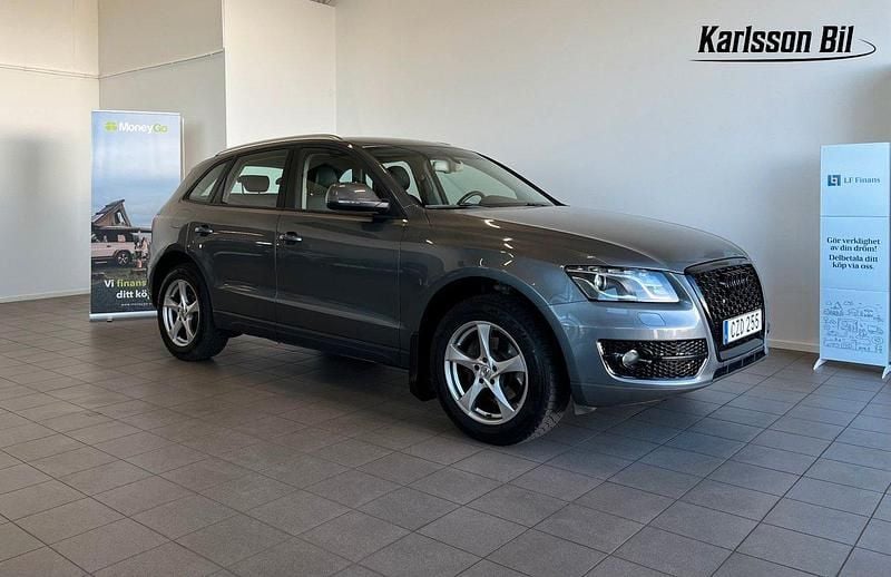 Grå Begagnad 2012 Audi Q5 Design SUV | 124 900 kr (Marknadspris) - Bild 1/4
