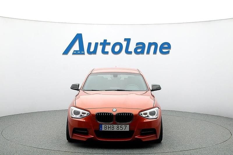 Begagnad BMW M135 M Performance 360 HK (264 kW) 2014 Valencia orange metallic Halvkombi