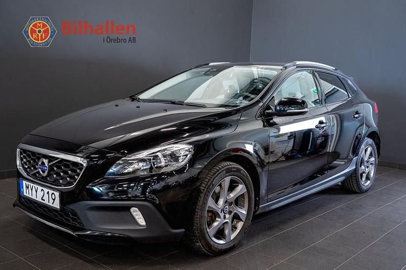 Svart Begagnad 2016 Volvo V40 CC Summum Kombi | 179 900 kr (Marknadspris) - Bild 1/4