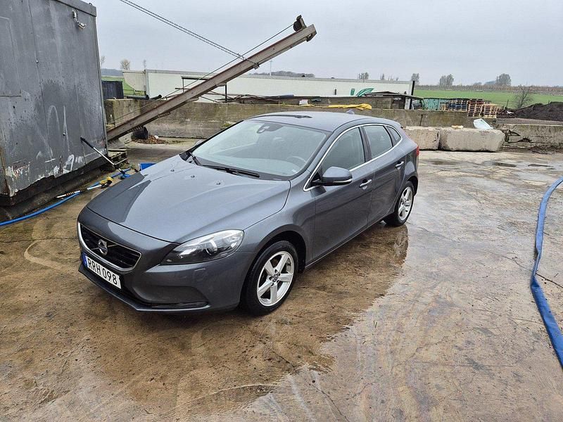 Grå Begagnad 2014 Volvo V40 Halvkombi | 86 500 kr (Marknadspris) - Bild 1/4