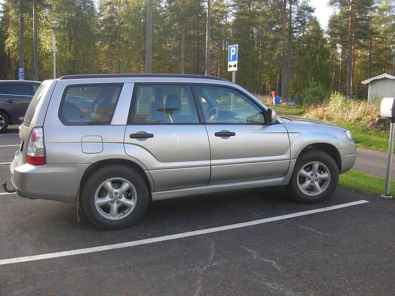 Grå metallic Begagnad 2006 Subaru Forester SUV | 35 000 kr (Bra pris) - Bild 1/4