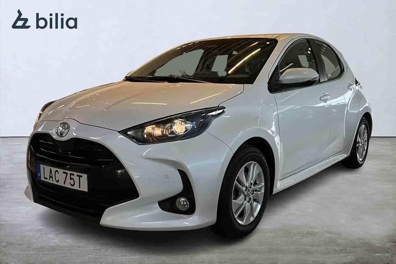 Vit Begagnad 2025 Toyota Yaris Hybrid Halvkombi | 259 900 kr - Bild 1/1