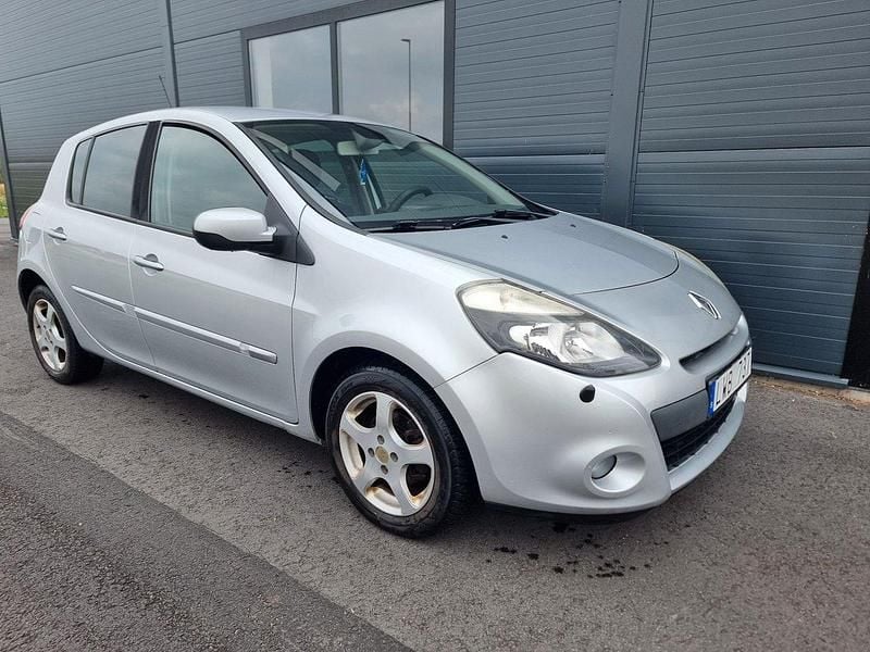 Silver Begagnad 2011 Renault Clio R.S. Halvkombi | 34 900 kr (Marknadspris) - Bild 1/4