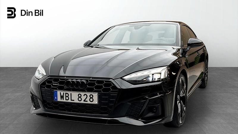 Svart Begagnad 2022 Audi A5 Sportback Competition Halvkombi | 469 000 kr (Marknadspris) - Bild 1/4