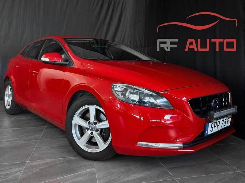 Röd Begagnad 2015 Volvo V40 Halvkombi | 109 900 kr (Bra pris) - Bild 1/4