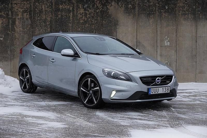 Silver Begagnad 2013 Volvo V40 R-Design Halvkombi | 109 000 kr (Bra pris) - Bild 1/4
