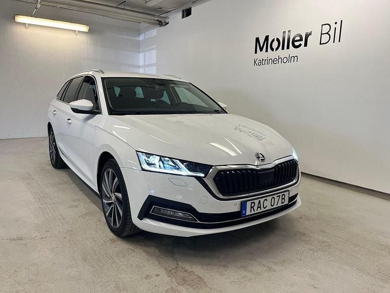 Vit (candy white) Begagnad 2023 Skoda Octavia Kombi | 299 900 kr (Marknadspris) - Bild 1/4