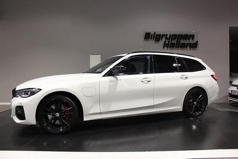 Begagnad BMW 330e M Sport 184 HK (135 kW) 2022 Vit Kombi