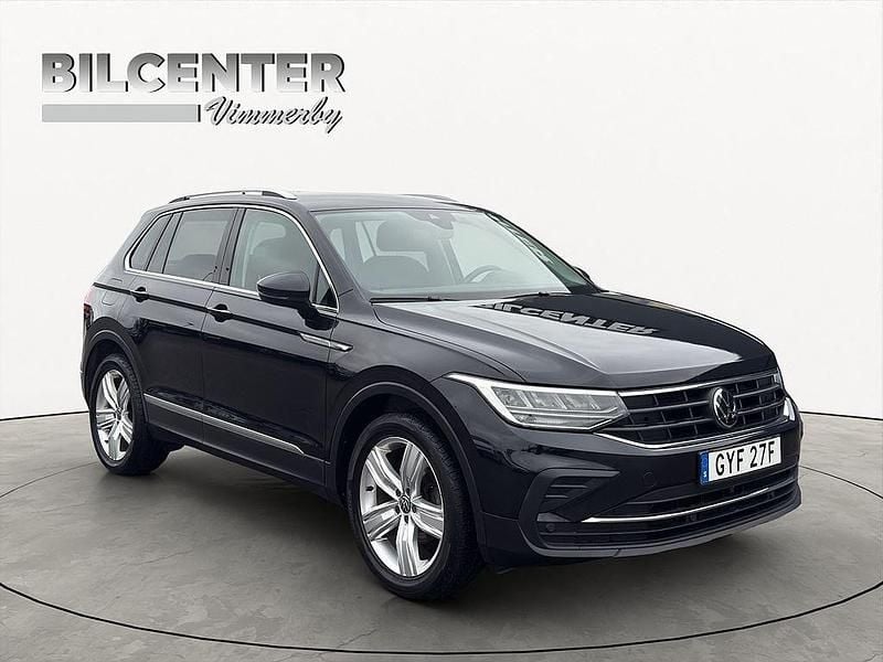 Svart Begagnad 2022 VW Tiguan SUV | 229 900 kr (Marknadspris) - Bild 1/4