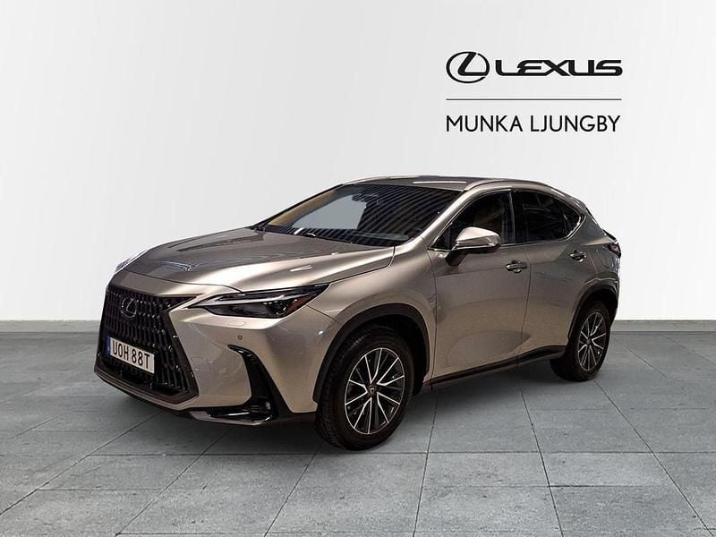 Ljusgrå (sonic titanium metallic ) Begagnad 2022 Lexus NX350h Executive Line SUV | 479 900 kr (Marknadspris) - Bild 1/4