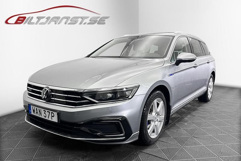Silver Begagnad 2023 VW Passat GTE Kombi | 319 900 kr (Marknadspris) - Bild 1/4