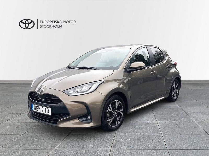 Grön Begagnad 2024 Toyota Yaris Hybrid Active Halvkombi | 249 900 kr (Marknadspris) - Bild 1/3