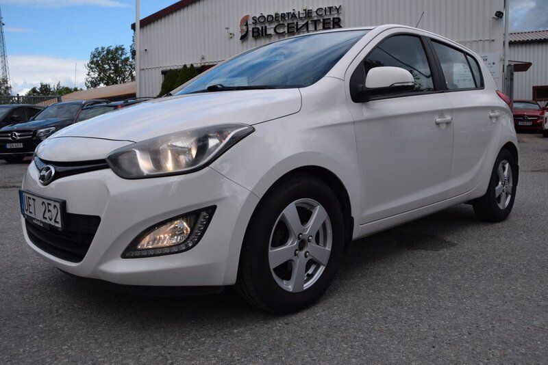 Vit Begagnad 2012 Hyundai i20 Premium Halvkombi | 46 900 kr - Bild 1/4
