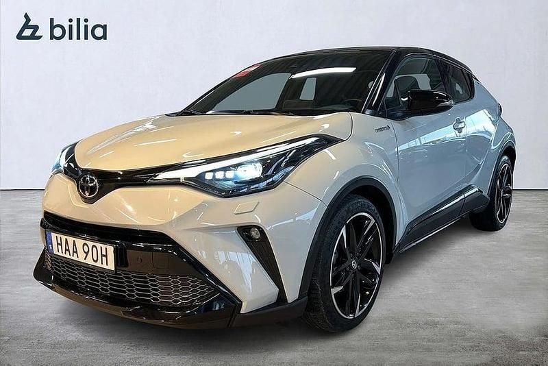 Grå Begagnad 2020 Toyota C-HR Sport SUV | 289 000 kr (Marknadspris) - Bild 1/4