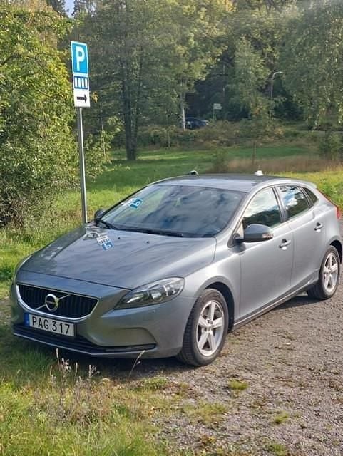 Grå Begagnad 2017 Volvo V40 Kombi | 140 000 kr (Bra pris) - Bild 1/4