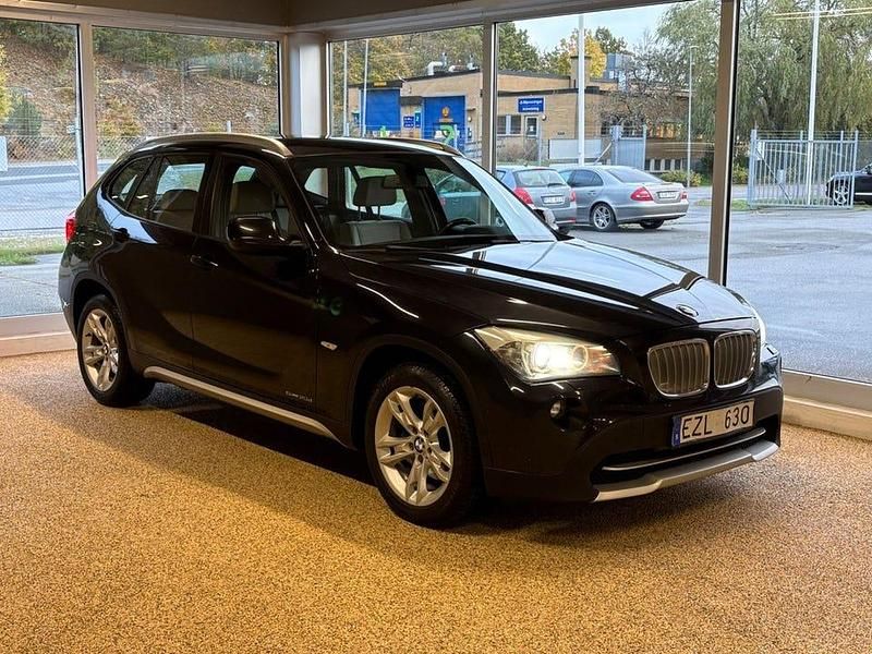 Svart Begagnad 2010 BMW X1 SUV | 79 900 kr (Marknadspris) - Bild 1/4