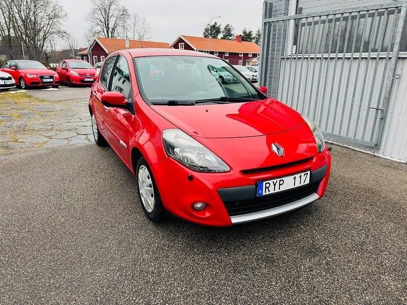 Röd Begagnad 2011 Renault Clio IV Halvkombi | 39 900 kr (Bra pris) - Bild 1/4