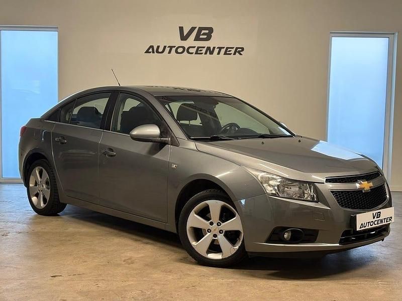 Grå Begagnad 2011 Chevrolet Cruze Sedan | 59 900 kr (Marknadspris) - Bild 1/4