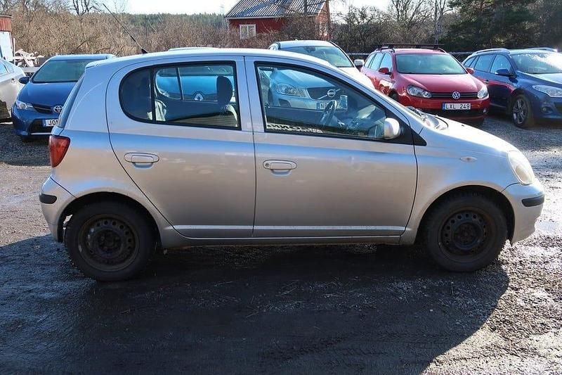 Begagnad Toyota Yaris 65 HK (47 kW) 2005 Silver Halvkombi
