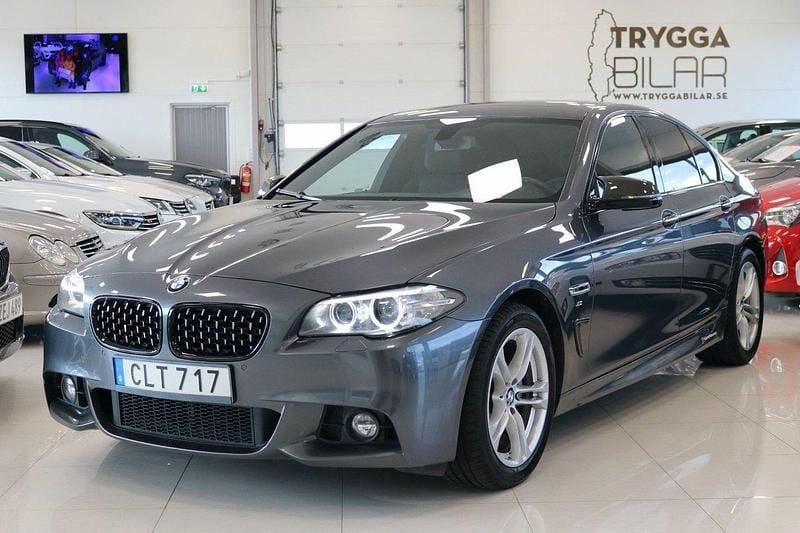 Grå Begagnad 2016 BMW 520 M Sport Sedan | 219 000 kr (Dyr) - Bild 1/4