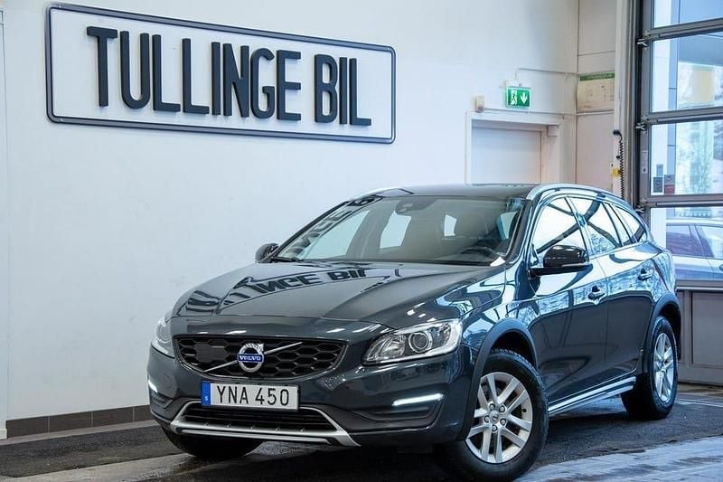 Grå Begagnad 2017 Volvo V60 CC Momentum Kombi | 194 800 kr - Bild 1/4