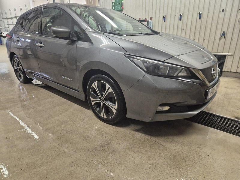 Grå Begagnad 2018 Nissan Leaf N-Connecta Halvkombi | 130 000 kr (Lite dyr) - Bild 1/4