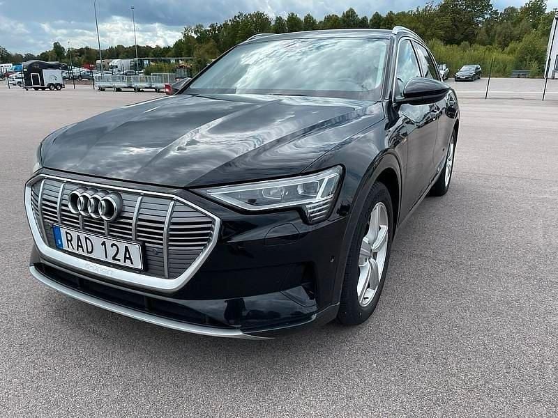 Svart (mytsvart metallic) Begagnad 2023 Audi e-tron Proline SUV | 425 000 kr (Marknadspris) - Bild 1/2