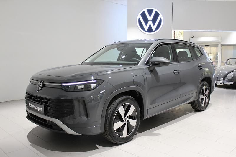 Grå Ny 2025 VW Tayron SUV | 539 900 kr (Marknadspris) - Bild 1/4