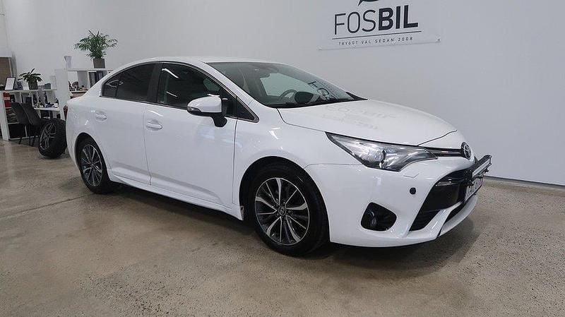 Vit Begagnad 2016 Toyota Avensis Active Sedan | 129 900 kr (Lite dyr) - Bild 1/3