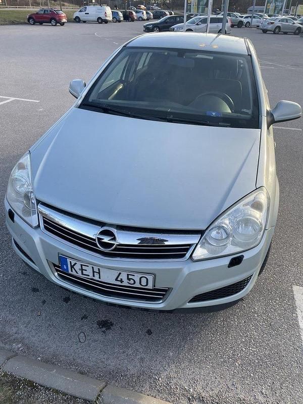 Grå Begagnad 2010 Opel Astra Halvkombi | 22 000 kr (Superpris) - Bild 1/4