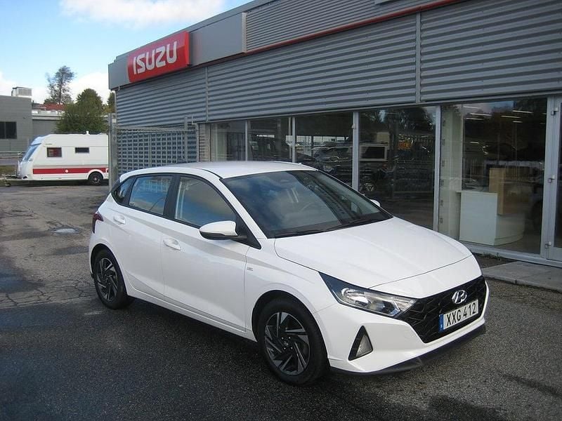 Vit Begagnad 2022 Hyundai i20 Essential Halvkombi | 189 800 kr (Marknadspris) - Bild 1/4