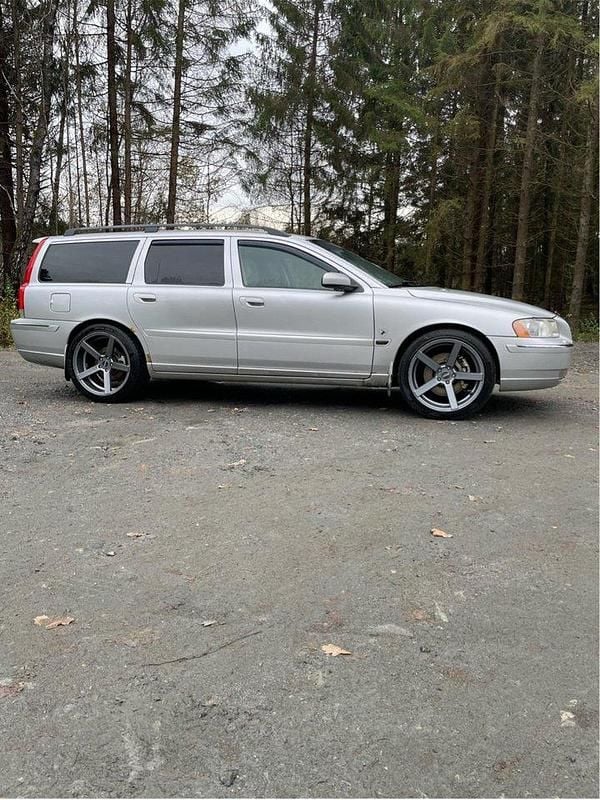 Grå Begagnad 2005 Volvo V70 Summum Kombi | 32 000 kr (Marknadspris) - Bild 1/4