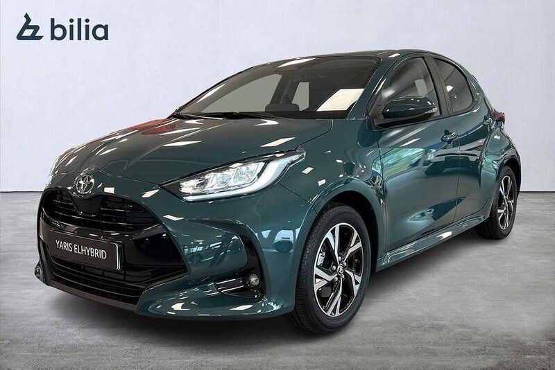 Grön Ny 2025 Toyota Yaris Hybrid Active Halvkombi | 298 800 kr (Lite dyr) - Bild 1/4
