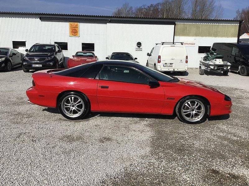 Röd Begagnad 1997 Chevrolet Camaro Halvkombi | 99 000 kr - Bild 1/4